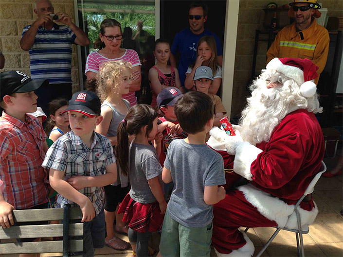 santa-visit-woodend-cfa-christmas-lunch1