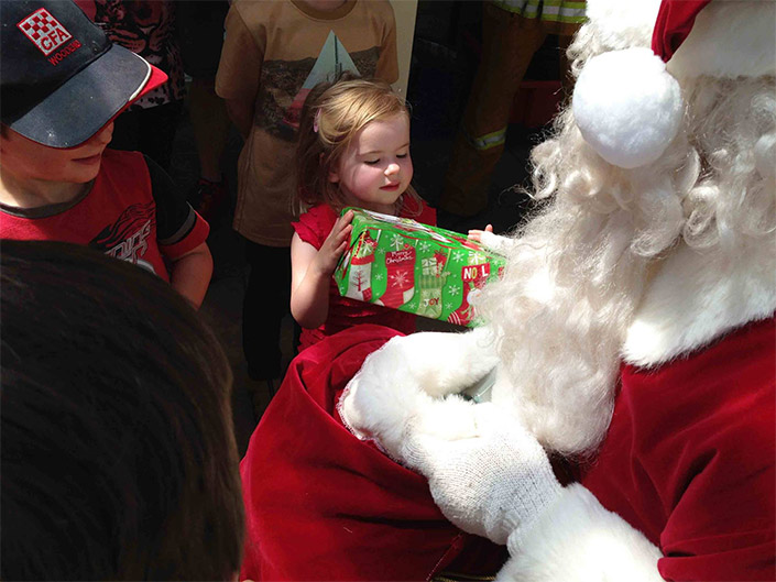 santa-visit-woodend-cfa-christmas-lunch2